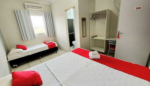 Habitación triple, varias camas