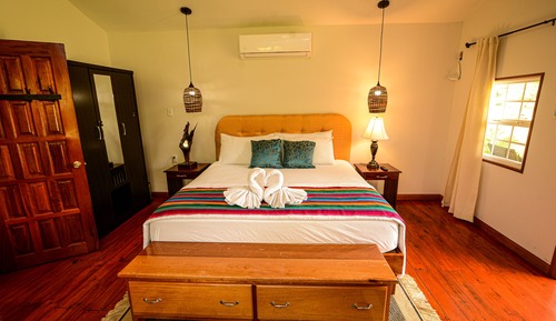 Estudio, 1 cama de matrimonio grande, balcón