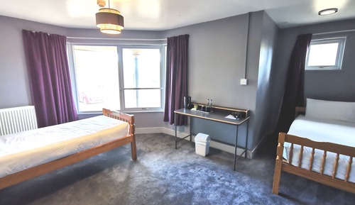 Habitación cuádruple Deluxe, varias camas, no fumadores (Wing King Room 13-Ground Floor)