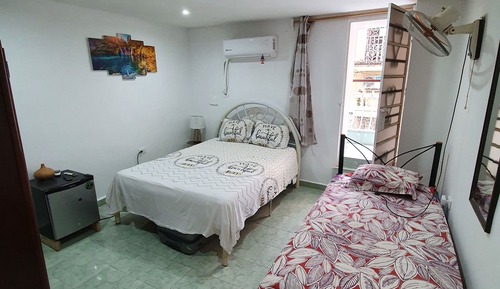 Habitación familiar, varias camas, fumadores, balcón