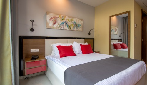 Habitación Deluxe, 1 cama de matrimonio, cocina básica, vistas parciales al mar
