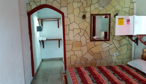 Habitación básica con 1 cama doble o 2 individuales