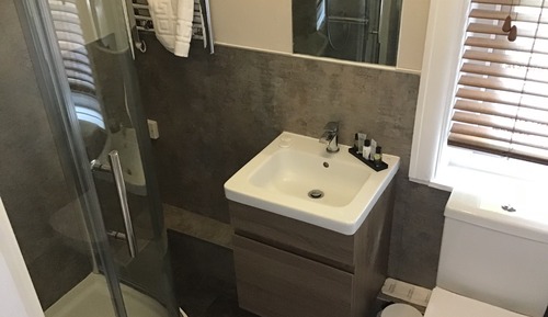 Habitación con 1 cama doble o 2 individuales, baño privado