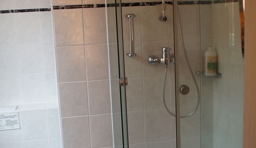 Habitación con 2 camas individuales, baño privado