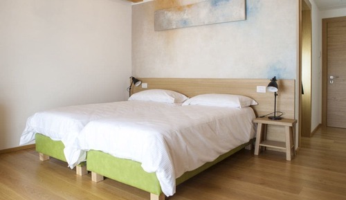 Habitación con 2 camas individuales, varias habitaciones