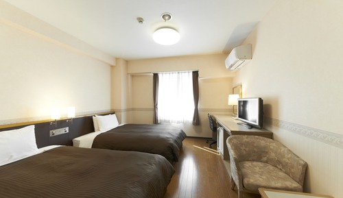 Habitación básica con 2 camas individuales, varias camas, fumadores