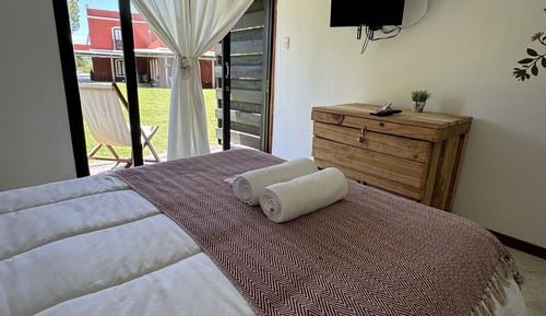 Cabaña de diseño, 1 habitación, baño privado, en la zona del jardín