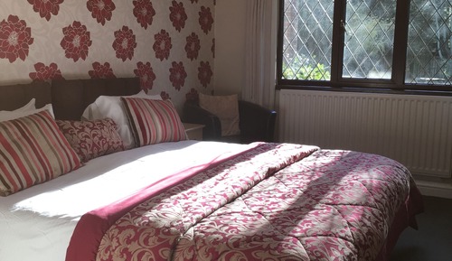 Habitación tradicional con 1 cama doble o 2 individuales, vistas al jardín