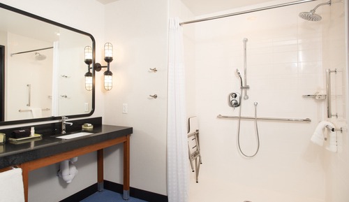 Habitación estándar, 2 camas de matrimonio, accesible en silla de ruedas (Roll-In Shower)