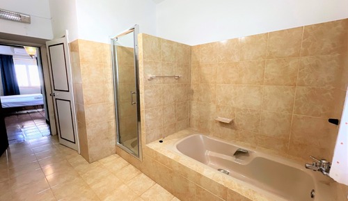 Habitación con 2 camas individuales, baño privado