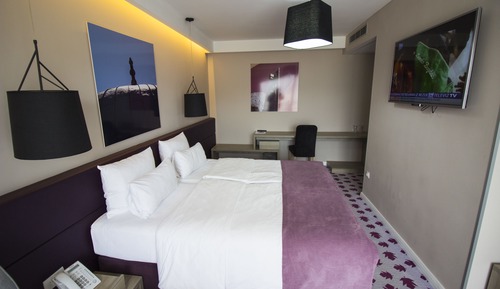 Habitación triple, varias camas, balcón, vistas a la ciudad