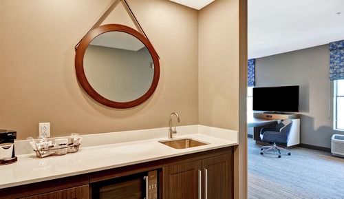 Estudio, 1 cama de matrimonio grande, frigorífico y microondas (Wet bar)