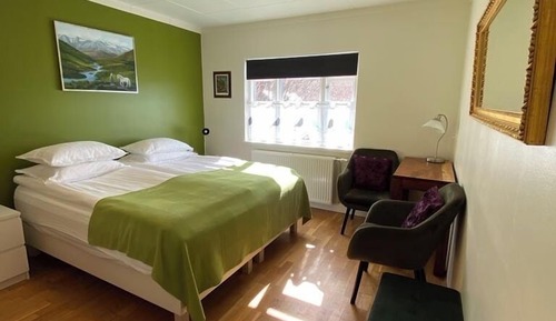 Habitación básica con 1 cama doble o 2 individuales, baño privado
