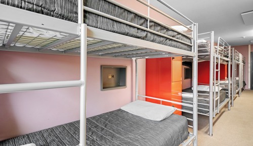 Dormitorio compartido, solo para mujeres, baño compartido (8 Beds)