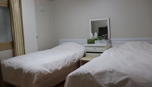 Habitación básica con 2 camas individuales