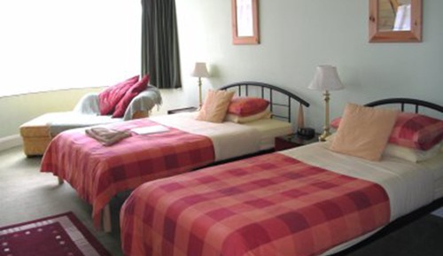 Habitación con 1 cama doble o 2 individuales, no fumadores, baño privado