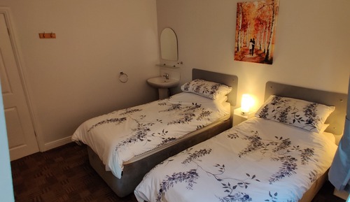 Habitación estándar con 2 camas individuales, baño compartido