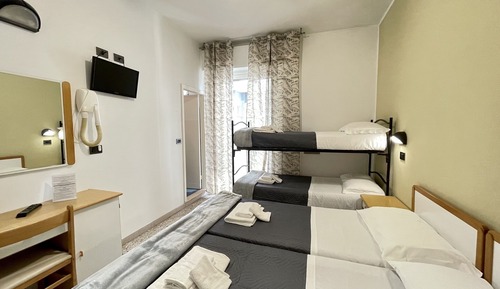 Habitación cuádruple económica, varias camas, no fumadores