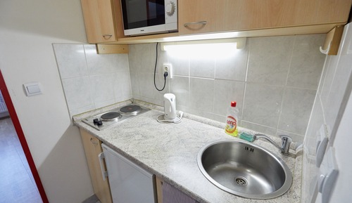Habitación básica con 2 camas individuales, baño compartido
