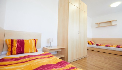 Habitación básica con 2 camas individuales