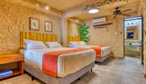 Habitación cuádruple básica, 2 camas de matrimonio, vistas al mar (Standard Beach Room)