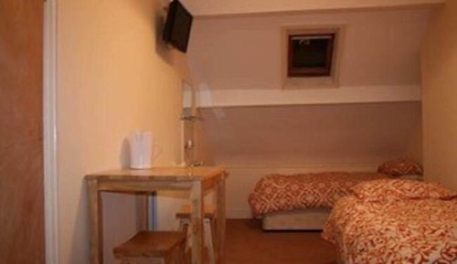 Habitación básica con 2 camas individuales, baño compartido