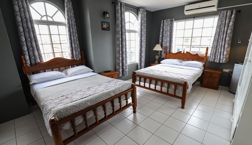 Habitación cuádruple Confort, 2 camas dobles, frigorífico, vistas al jardín