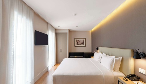 Habitación, 1 cama de matrimonio grande (Mobility & Hearing, Roll-in Shower)
