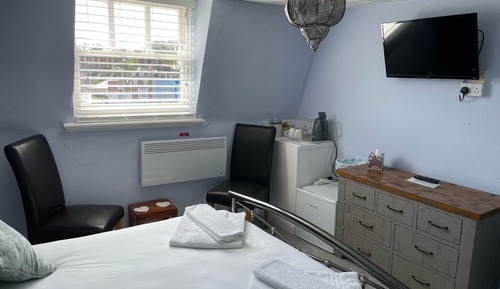 Habitación estándar doble, baño privado, vistas al puerto (3rd flr cosy double rm 6)