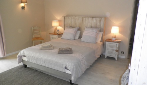 Habitación Confort doble, baño privado, vistas al jardín (Louis)