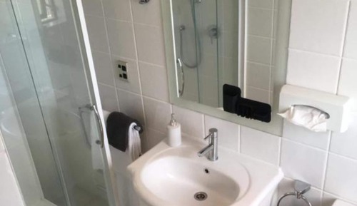 Estudio estándar, planta baja (Shower)
