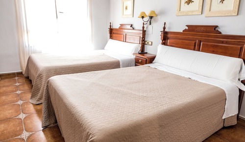 Habitación triple, varias camas