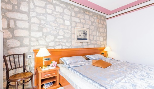 Apartamento (One-Bedroom Apartment with Terrace)