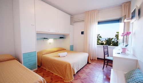 Habitación triple superior, vistas al mar