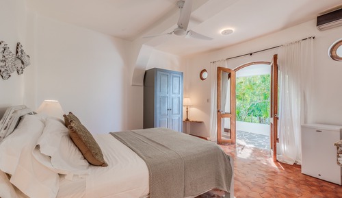 Beachfront Family Rooms with Sea View