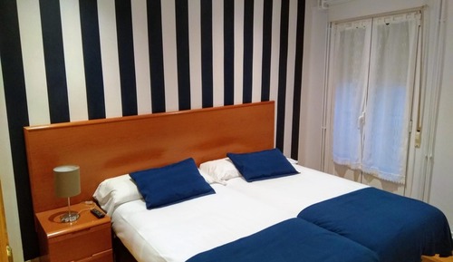Habitación estándar con 1 cama doble o 2 individuales, vistas a la ciudad