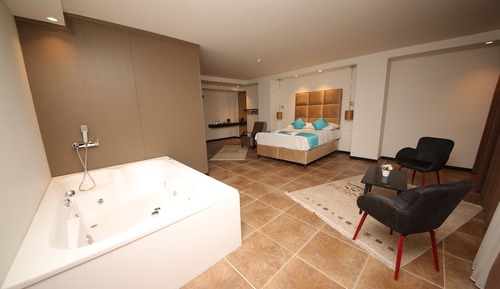 Suite estudio Elite, 1 cama de matrimonio, bañera de hidromasaje, vistas al patio