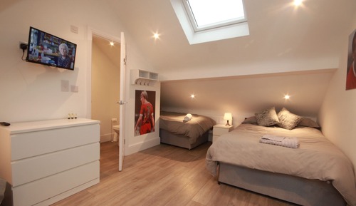 Habitación, varias camas, baño privado