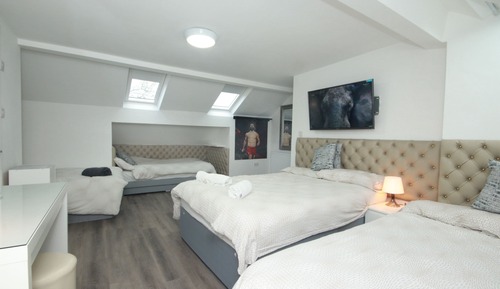 Habitación, varias camas, baño privado