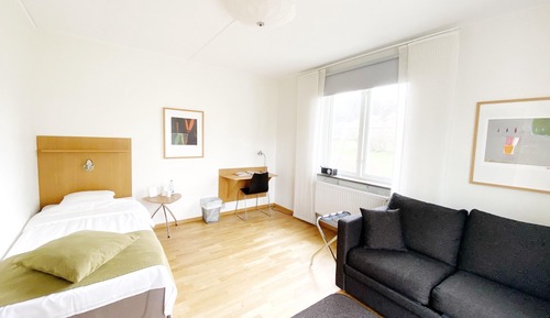 Habitación básica con 2 camas individuales