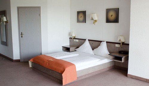 Habitación cuádruple familiar, 1 cama doble con sofá cama, no fumadores, vistas al jardín