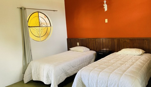 Habitación básica con 1 cama doble o 2 individuales, 2 camas individuales, no fumadores