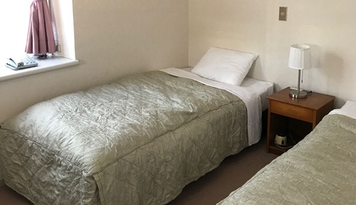 Habitación básica con 2 camas individuales