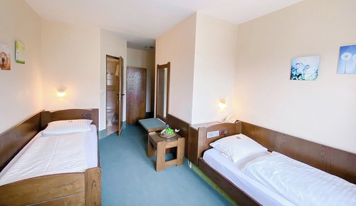Habitación básica con 2 camas individuales, 2 camas individuales