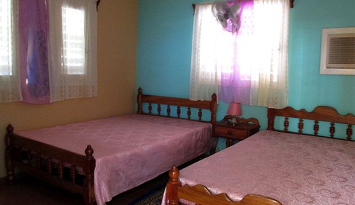 Habitación triple Confort, varias camas, vistas al patio