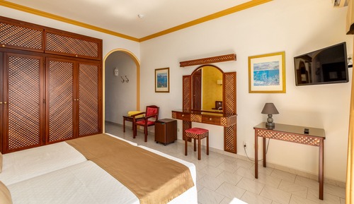 Habitación estándar con 1 cama doble o 2 individuales, vistas al mar