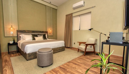 Deluxe Suite, 1 King Bed (Romero)