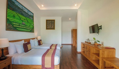 Habitación superior con 2 camas individuales, sin ventanas