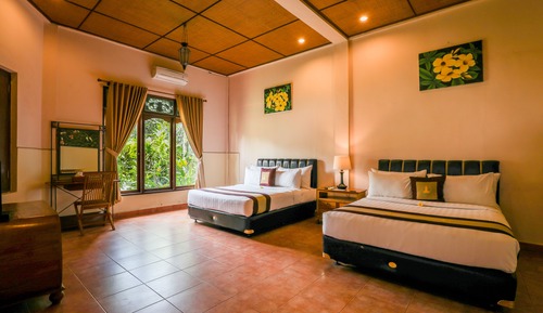 Habitación familiar, 2 camas dobles, balcón, vistas al jardín