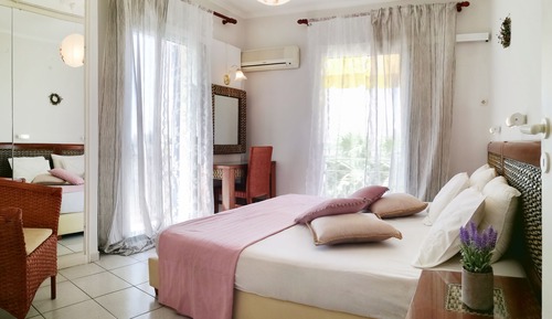 Apartamento clásico, vistas parciales al mar